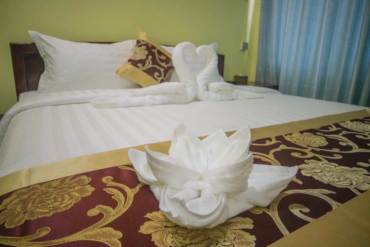 Golden Gum-Kino Hotel Mandalay Buitenkant foto