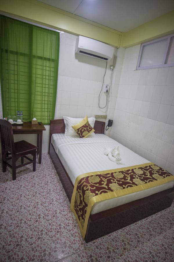 Golden Gum-Kino Hotel Mandalay Buitenkant foto
