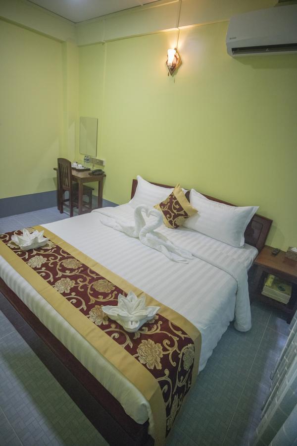 Golden Gum-Kino Hotel Mandalay Buitenkant foto